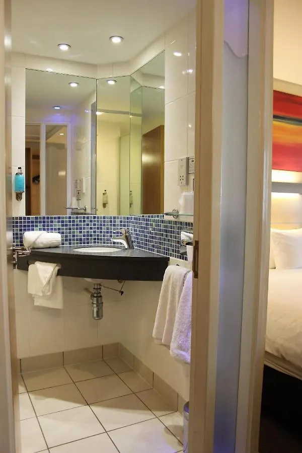 Holiday Inn Express Cardiff Airport, An Ihg Hotel