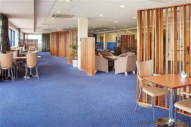 Holiday Inn Express Cardiff Airport, An Ihg Hotel 3*,